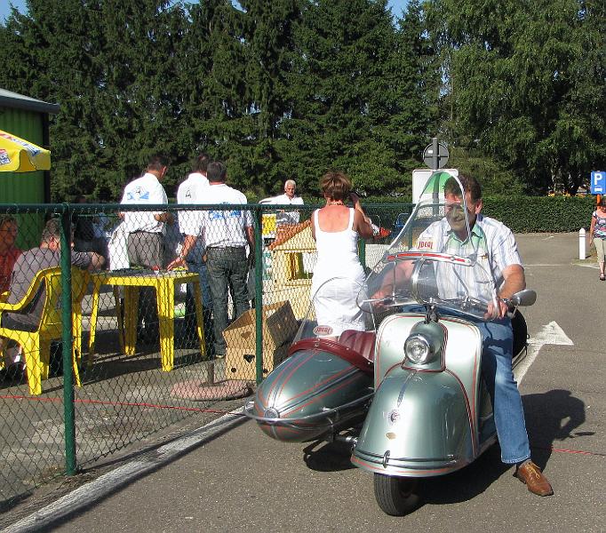 Prijsuitreiking voor de mooiste, oudste, speciaalste en de auto die van het verst kwam,  verschillende leden van MG Club Limburg vielen in de prijzen, kijk maar (20).JPG